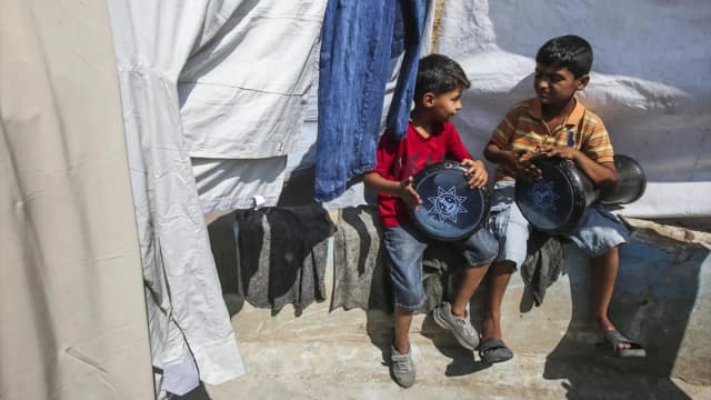 Музыкальная школа в палаточном городке вселяет надежду детям Газы