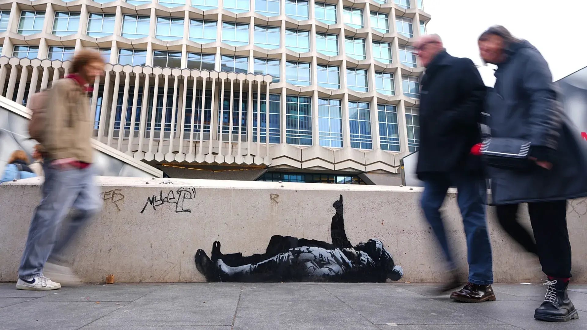 Banksy’nin yeni duvar resmi: Evsiz çocuklara mı gönderme yapıyor?