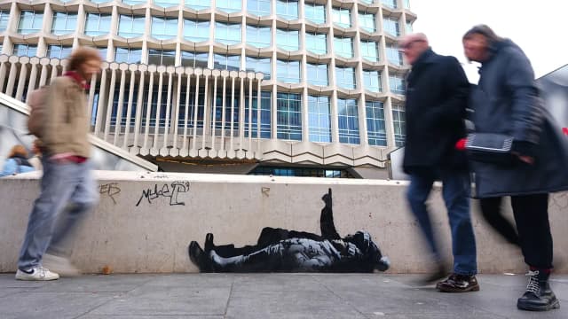 Banksy’nin yeni duvar resmi: Evsiz çocuklara mı gönderme yapıyor?