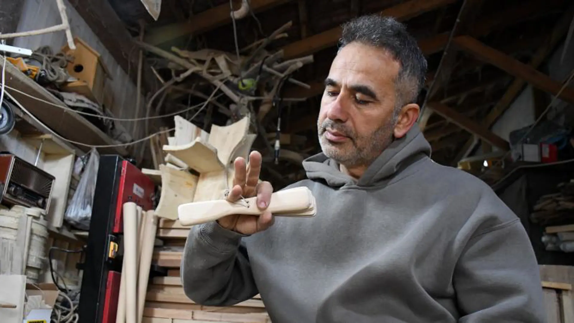 В своей мастерской рядом с домом производит «pheceg», ставший символом кавказской музыкальной культуры