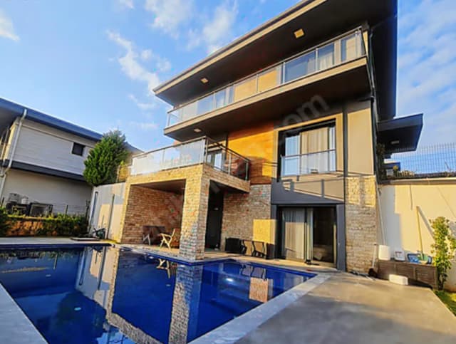 Вилла 4+2 270 м2 с бассейном в районе колледжей Гюзельбахче